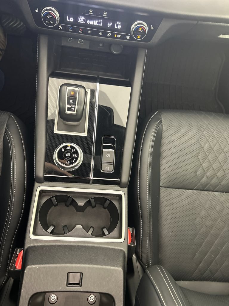 Used 2024 Mitsubishi Outlander SEL AWD/4WD image 14