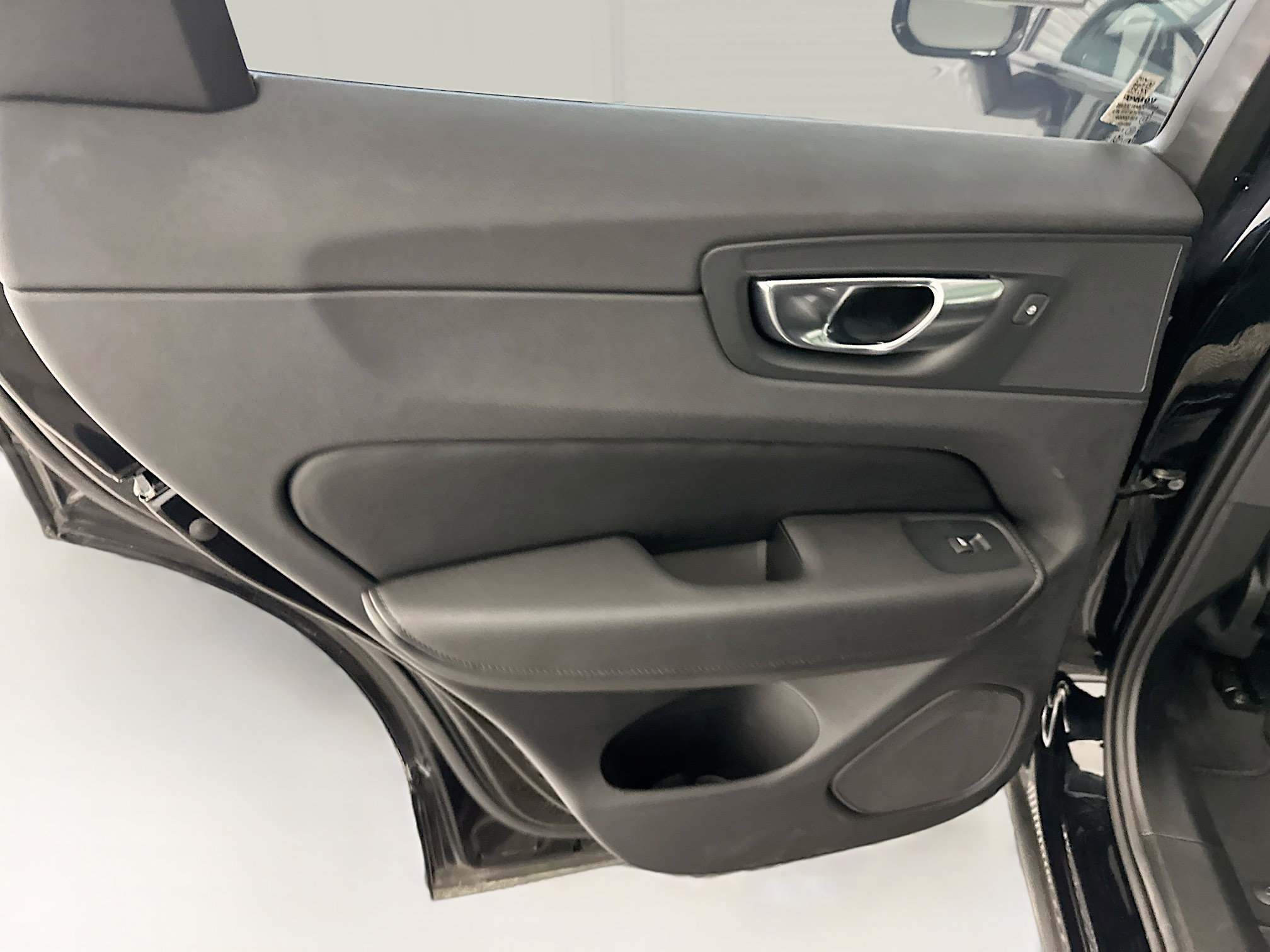 Used 2025 Volvo XC60 B5 Plus image 28