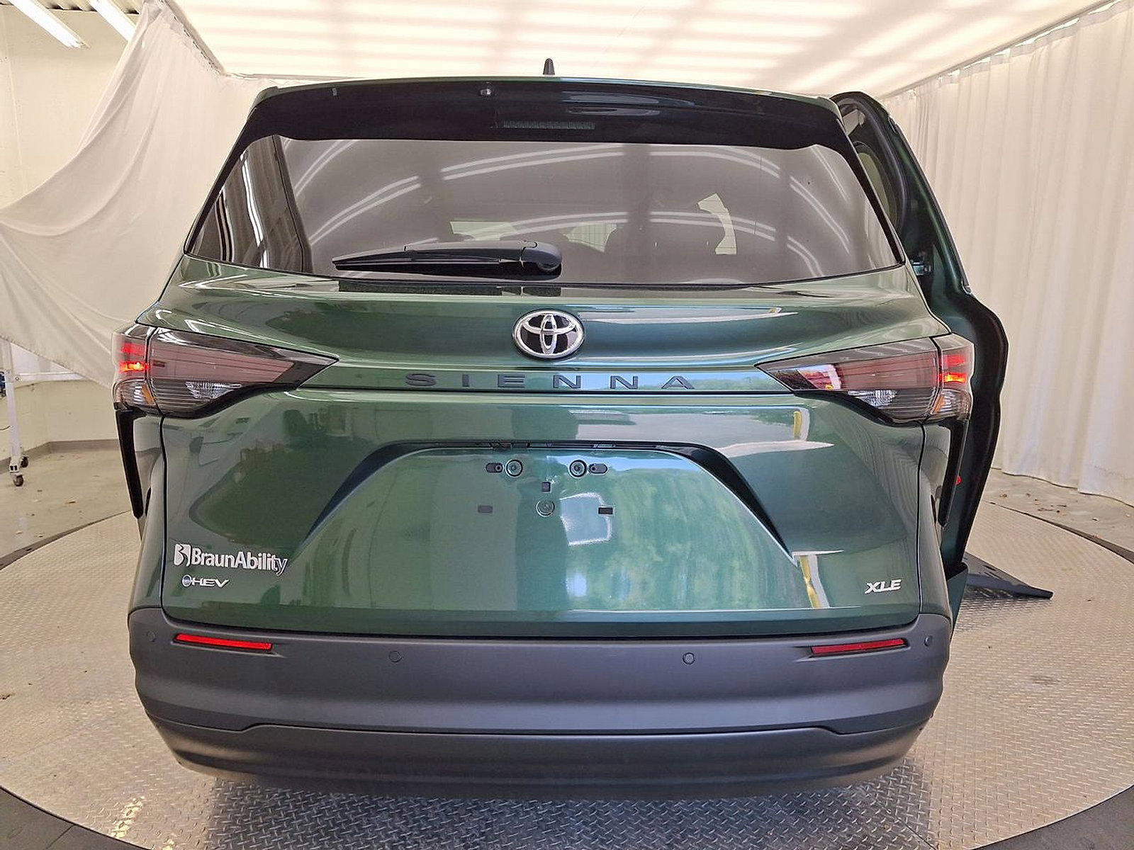 Used 2026 Toyota Sienna XLE FWD image 23
