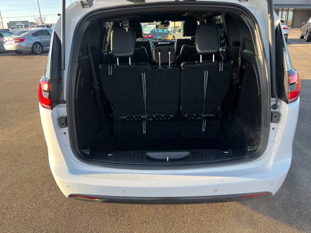 Used 2025 Chrysler Pacifica Limited image 29