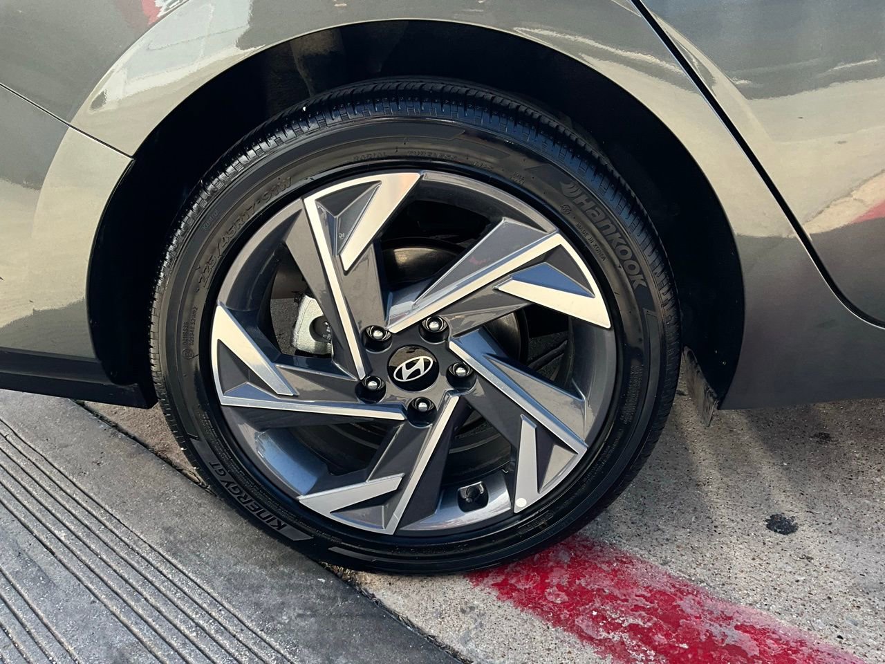 Used 2025 Hyundai Elantra SEL image 9