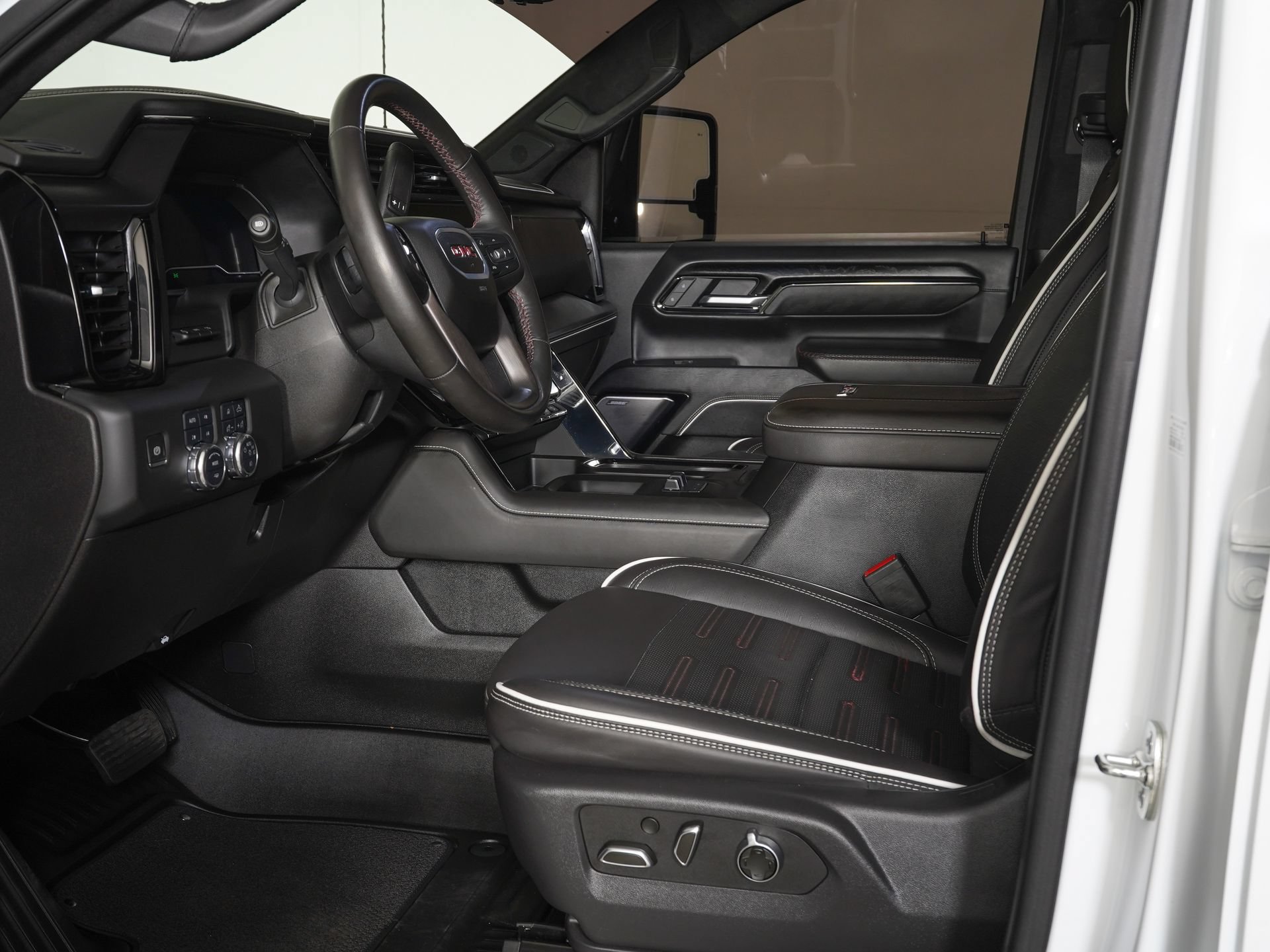Used 2025 GMC Sierra 2500 AT4X AWD/4WD image 14