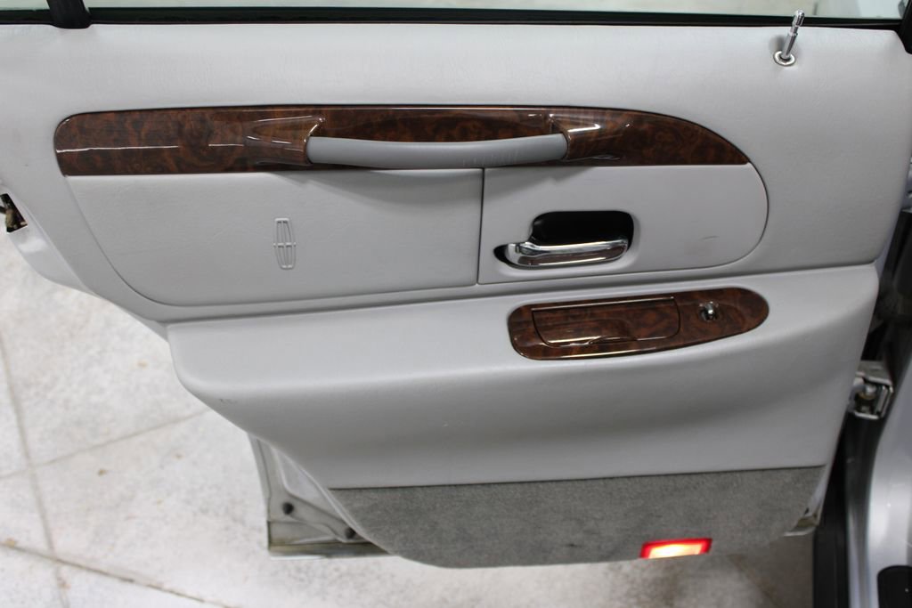 Used 2002 Lincoln Town Car Executive image 25