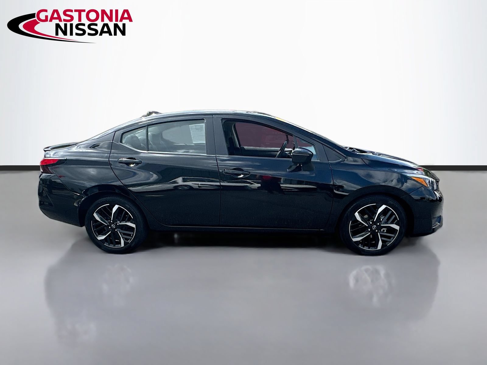 Used 2024 Nissan Versa SR FWD image 10