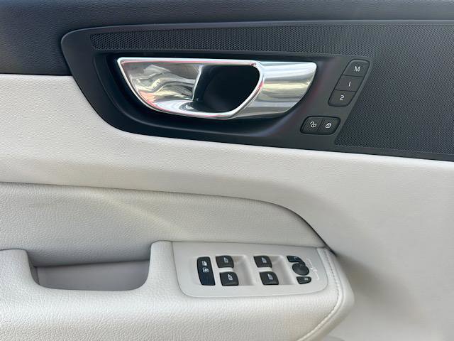 Used 2021 Volvo XC60 T5 Momentum w/ Premium Package image 18