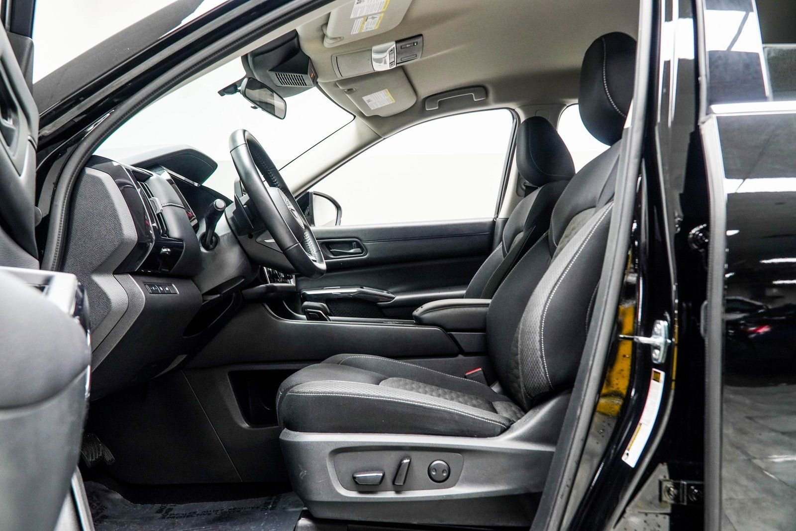 Used 2025 Nissan Pathfinder SV image 34