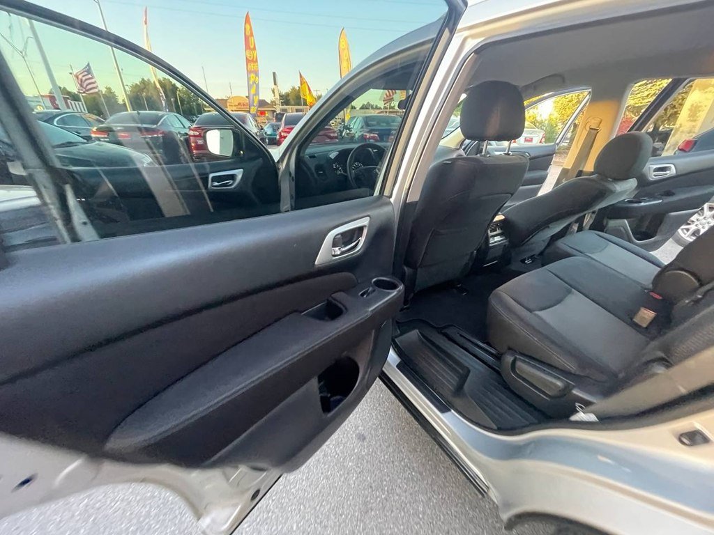 Used 2017 Nissan Pathfinder S image 10