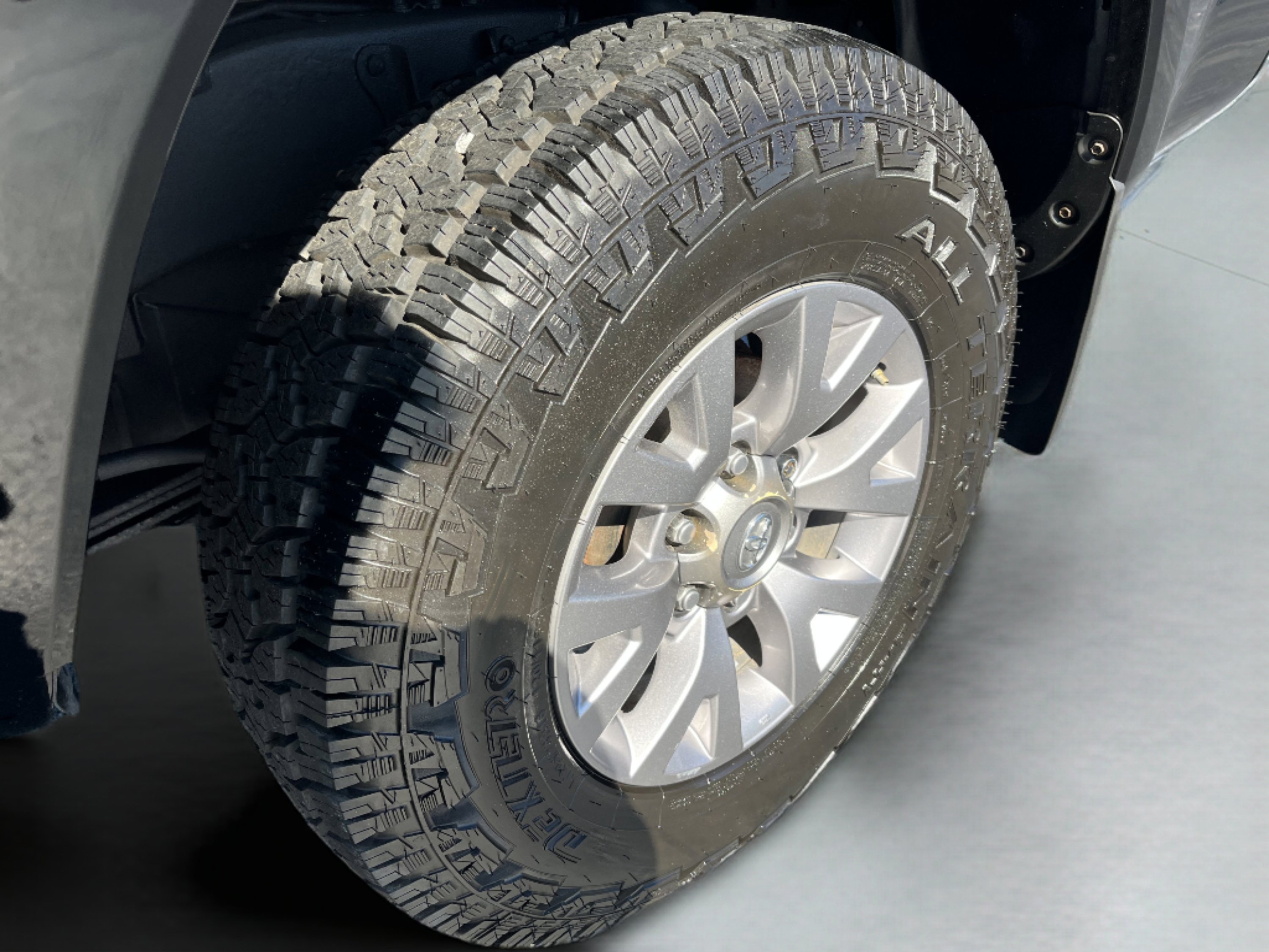 Used 2016 Toyota Tacoma SR5 w/ SR5 Appearance Package (SN) image 18