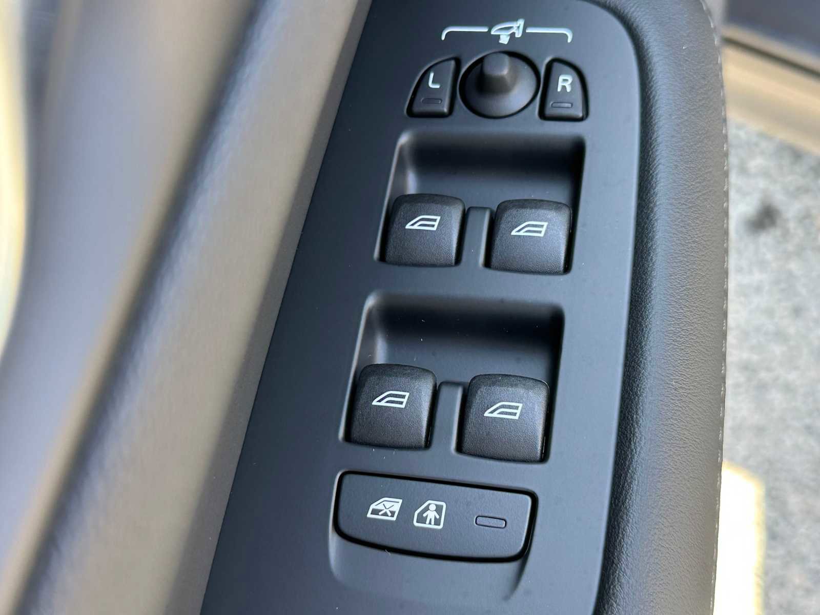 New 2026 Volvo V60 B5 Cross Country Plus w/ Climate Package image 21