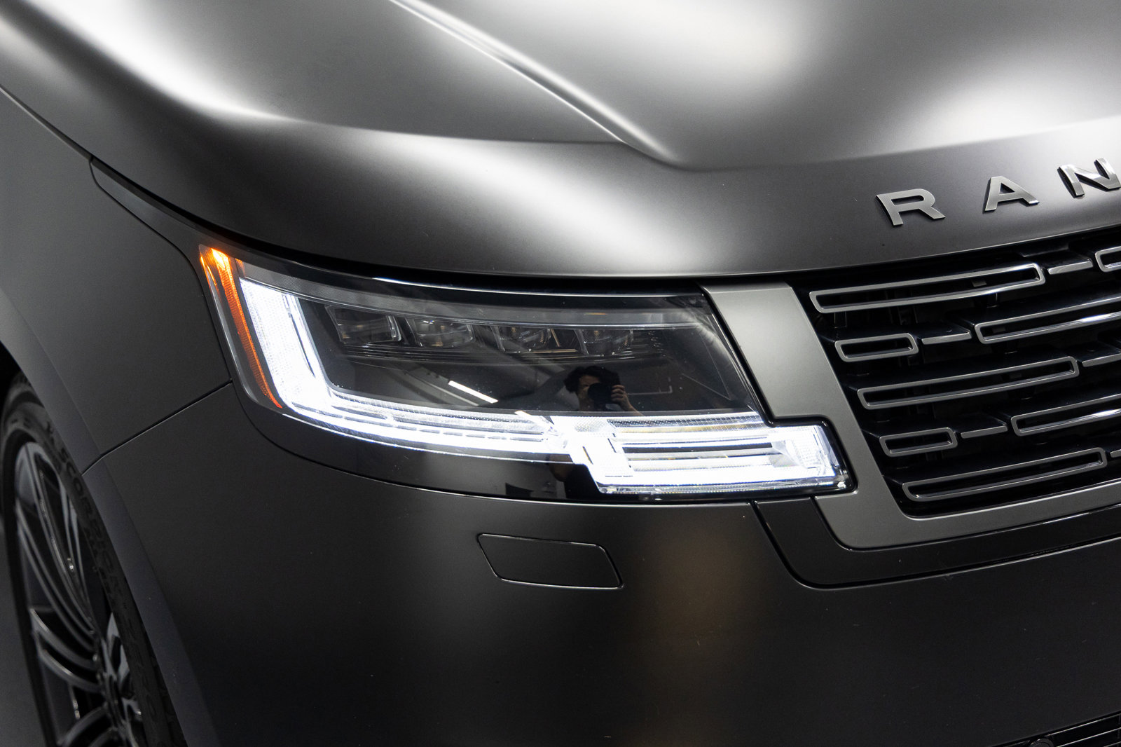 Used 2023 Land Rover Range Rover Autobiography image 9