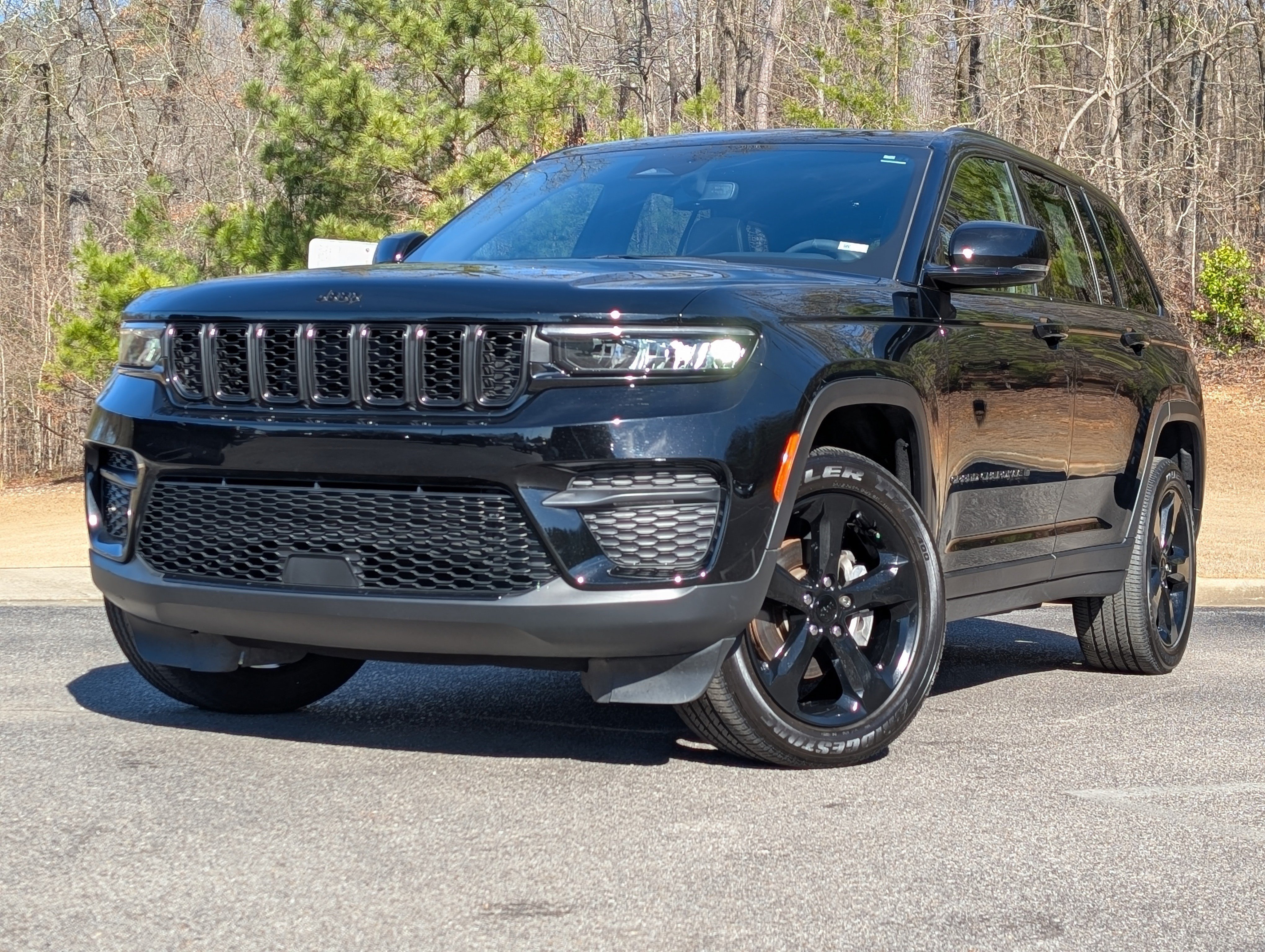 Used 2023 Jeep Grand Cherokee Altitude RWD image 4