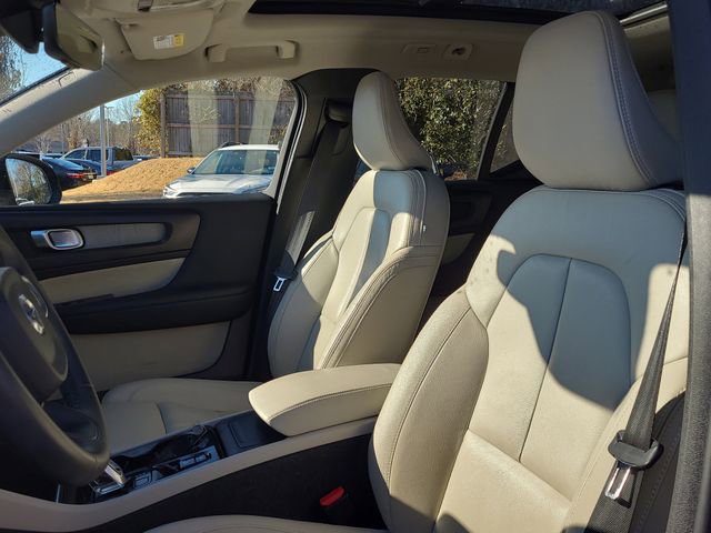 Used 2023 Volvo XC40 B5 Plus image 11