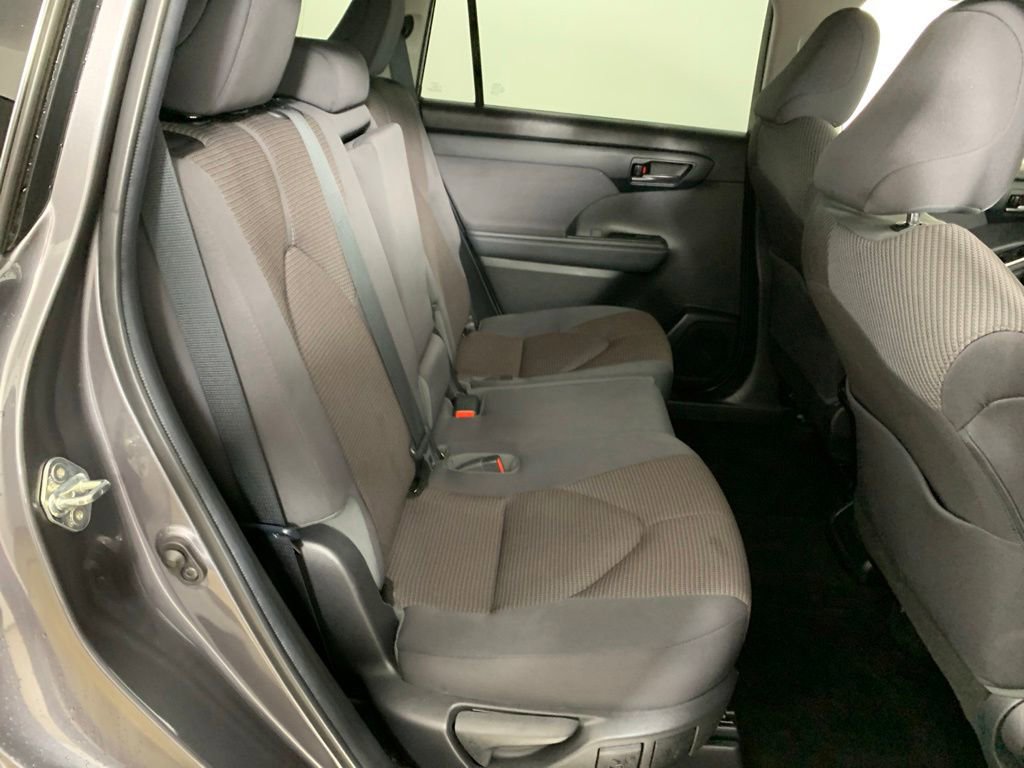 Used 2022 Toyota Highlander LE AWD/4WD image 34