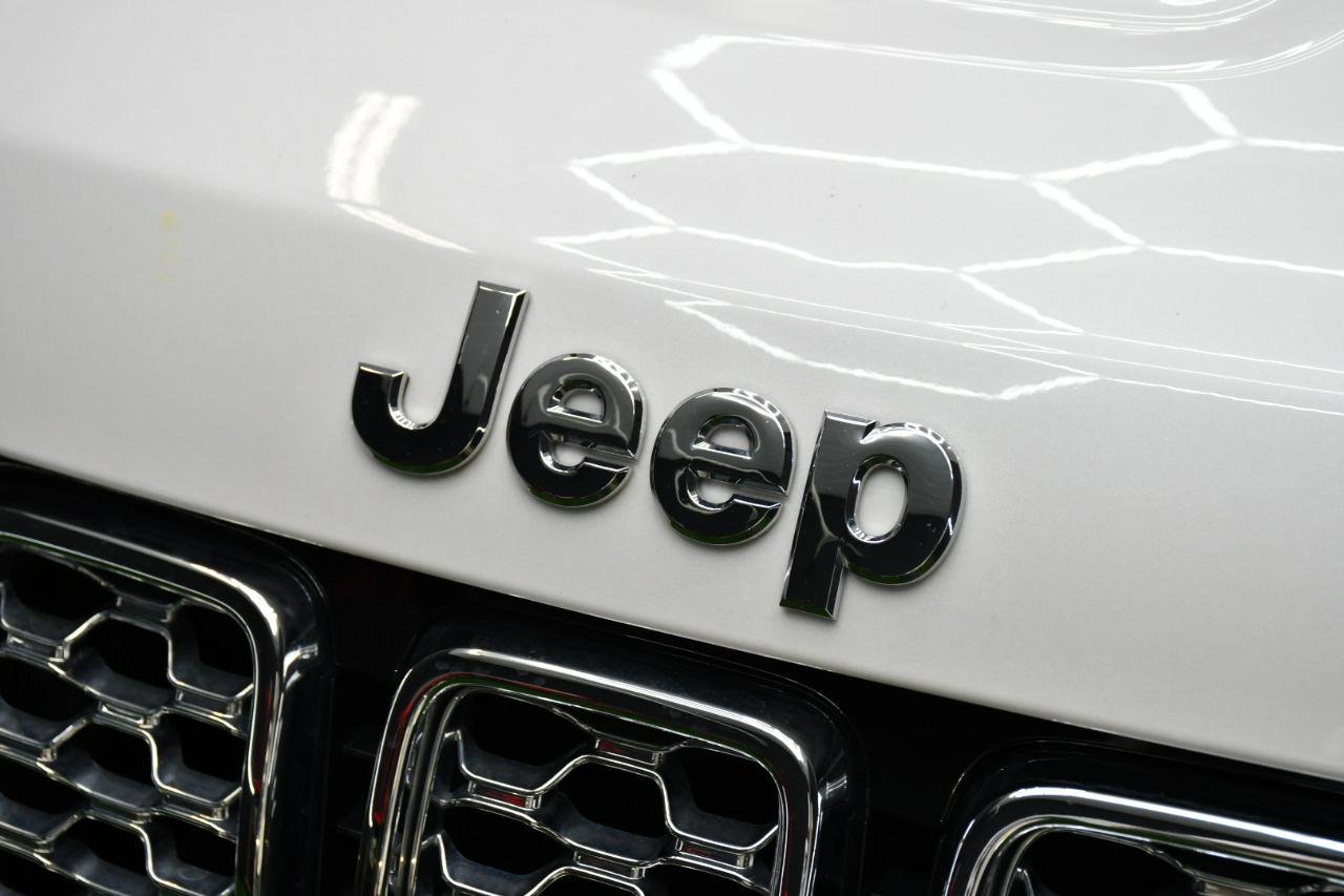 Used 2021 Jeep Grand Cherokee Overland AWD/4WD image 2