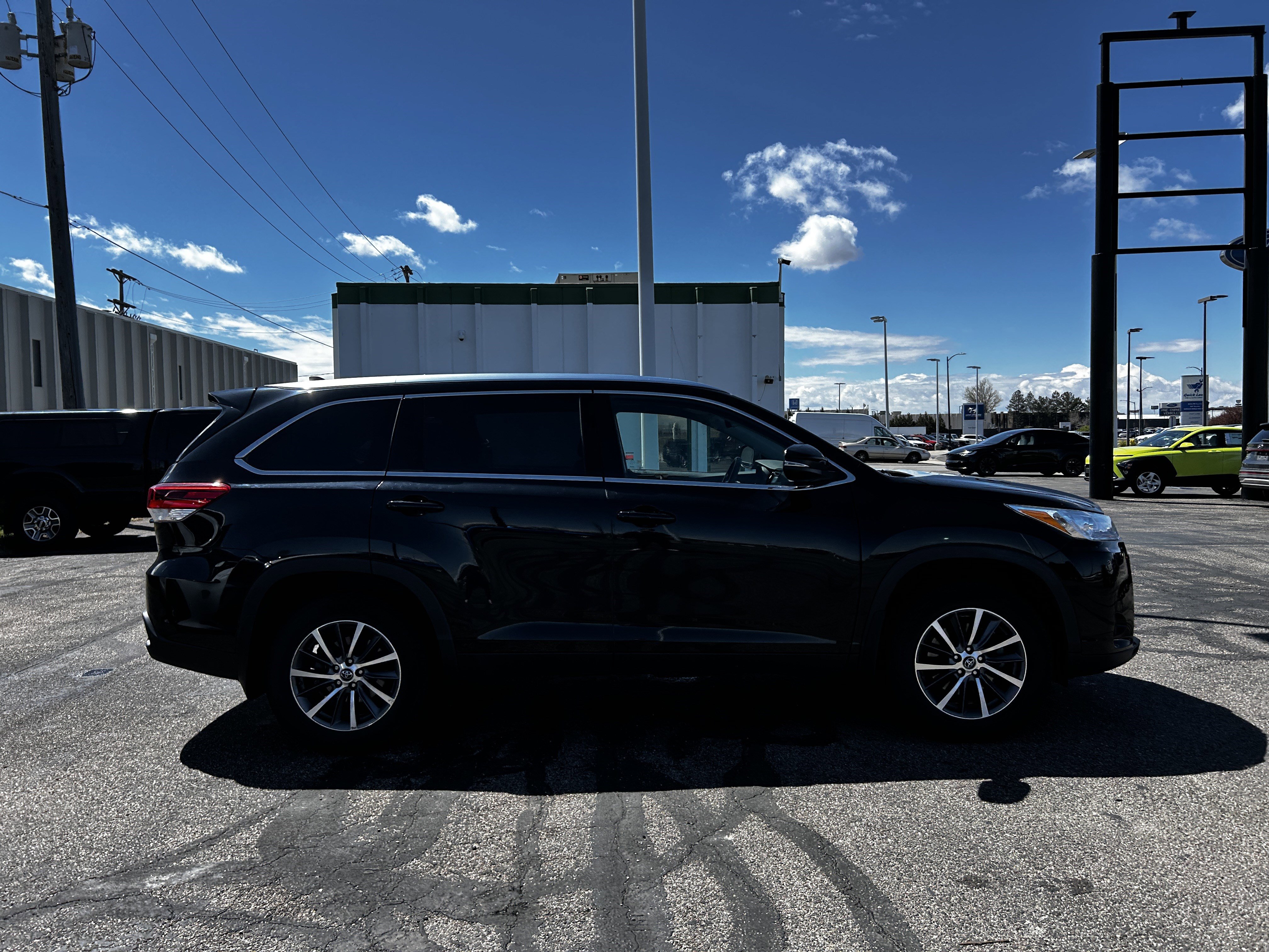 Used 2019 Toyota Highlander XLE AWD/4WD image 6