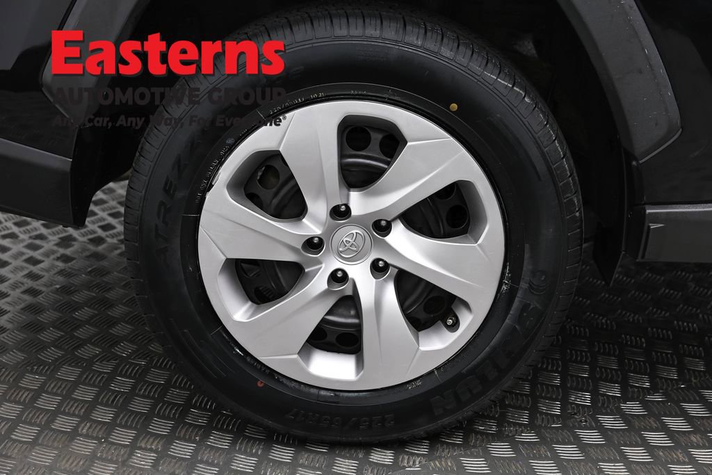 Used 2021 Toyota RAV4 LE image 29