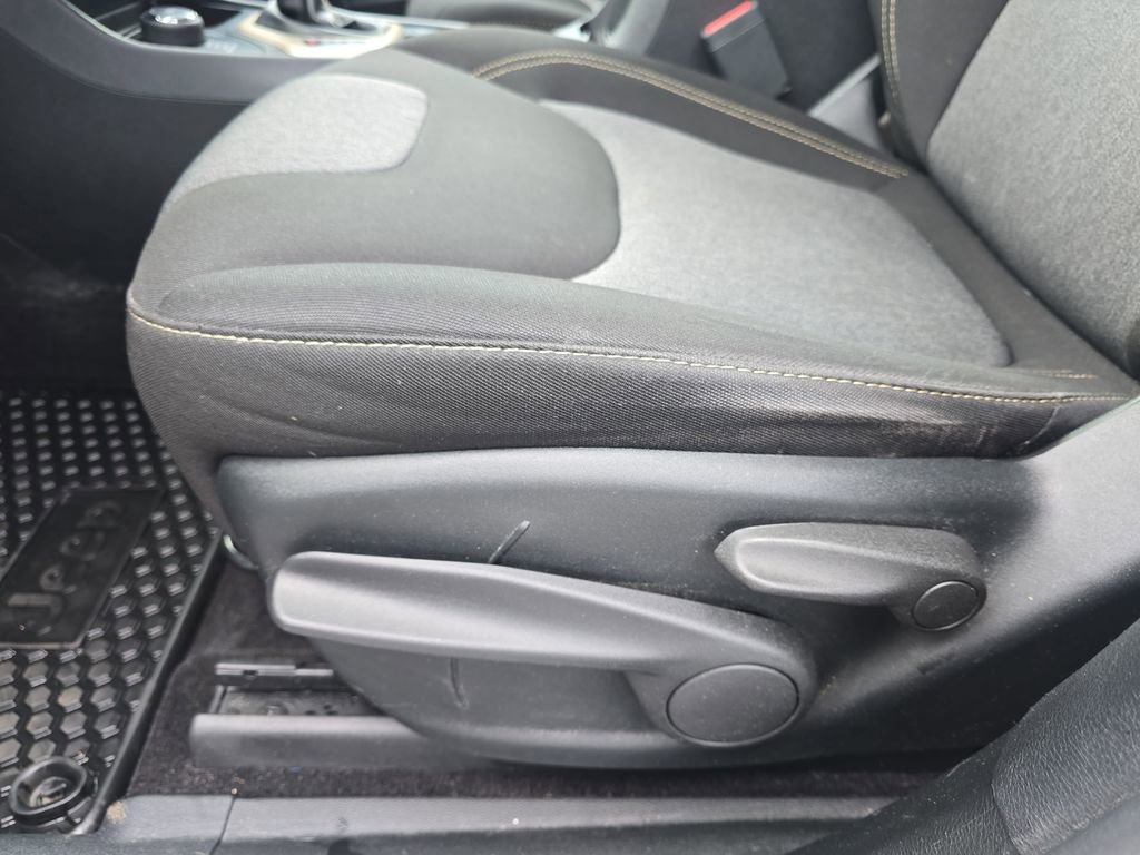 Used 2018 Jeep Cherokee Latitude w/ Altitude Package AWD/4WD image 31