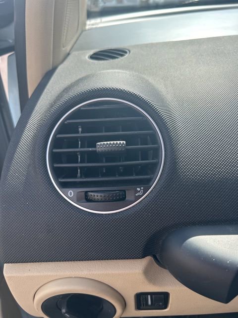 Used 2010 Volkswagen Beetle Coupe image 8