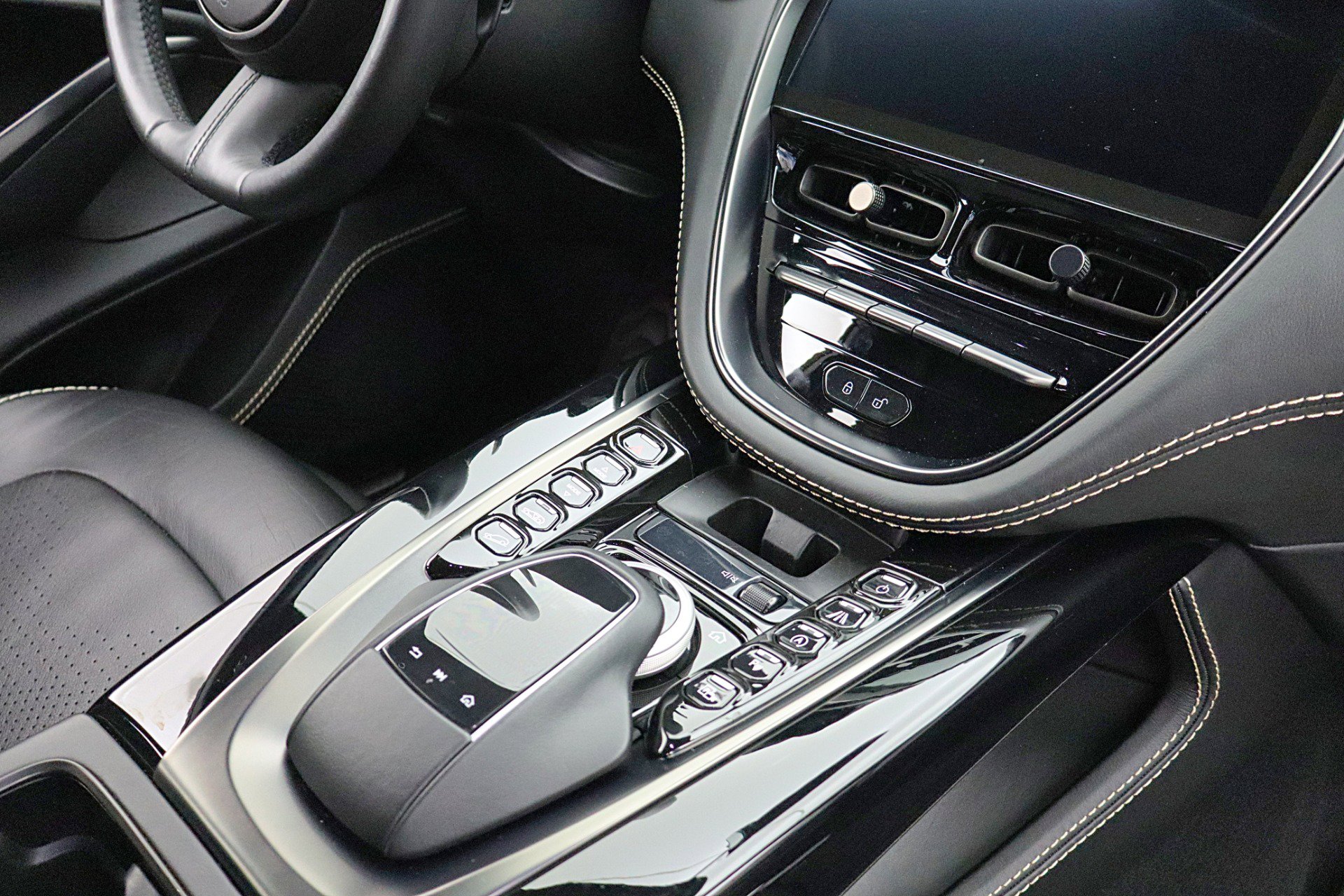 Used 2021 Aston Martin DBX AWD/4WD image 27