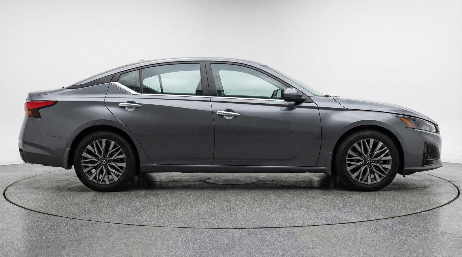 Used 2025 Nissan Altima 2.5 SV FWD image 11