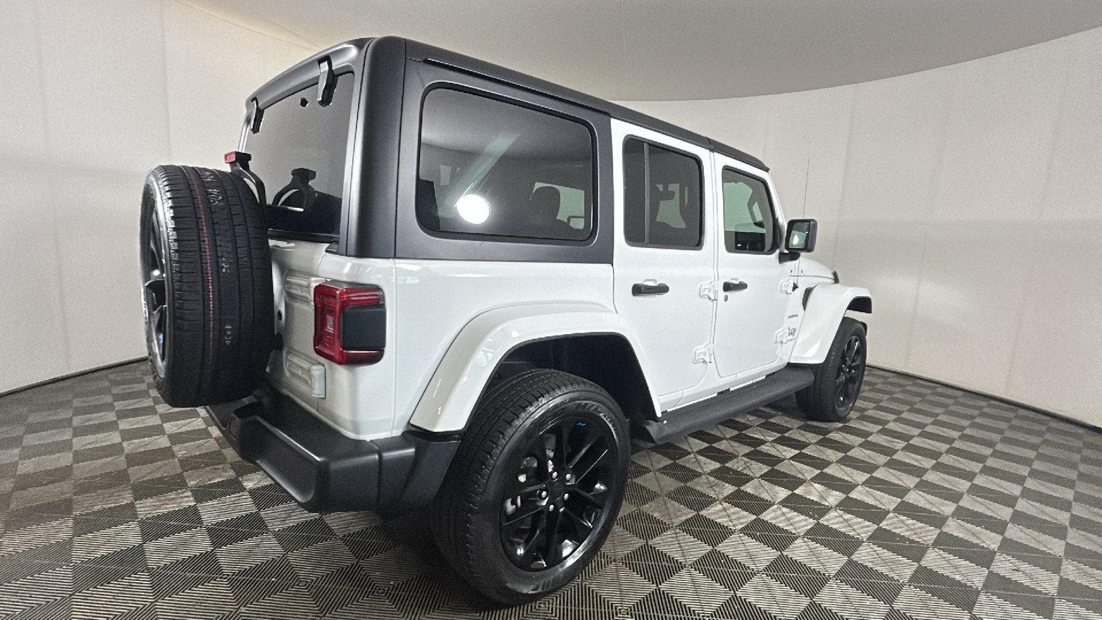 Used 2023 Jeep Wrangler Unlimited Sahara w/ Cold Weather Group AWD/4WD image 3