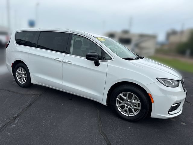 Used 2024 Chrysler Pacifica Touring-L FWD image 7