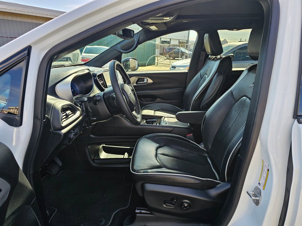 Used 2023 Chrysler Pacifica Limited w/ S Appearance Package FWD image 19