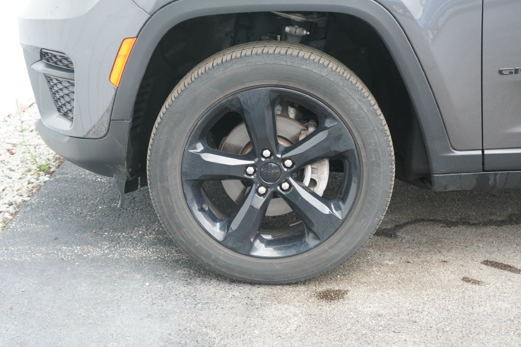 Used 2023 Jeep Grand Cherokee Altitude AWD/4WD image 6
