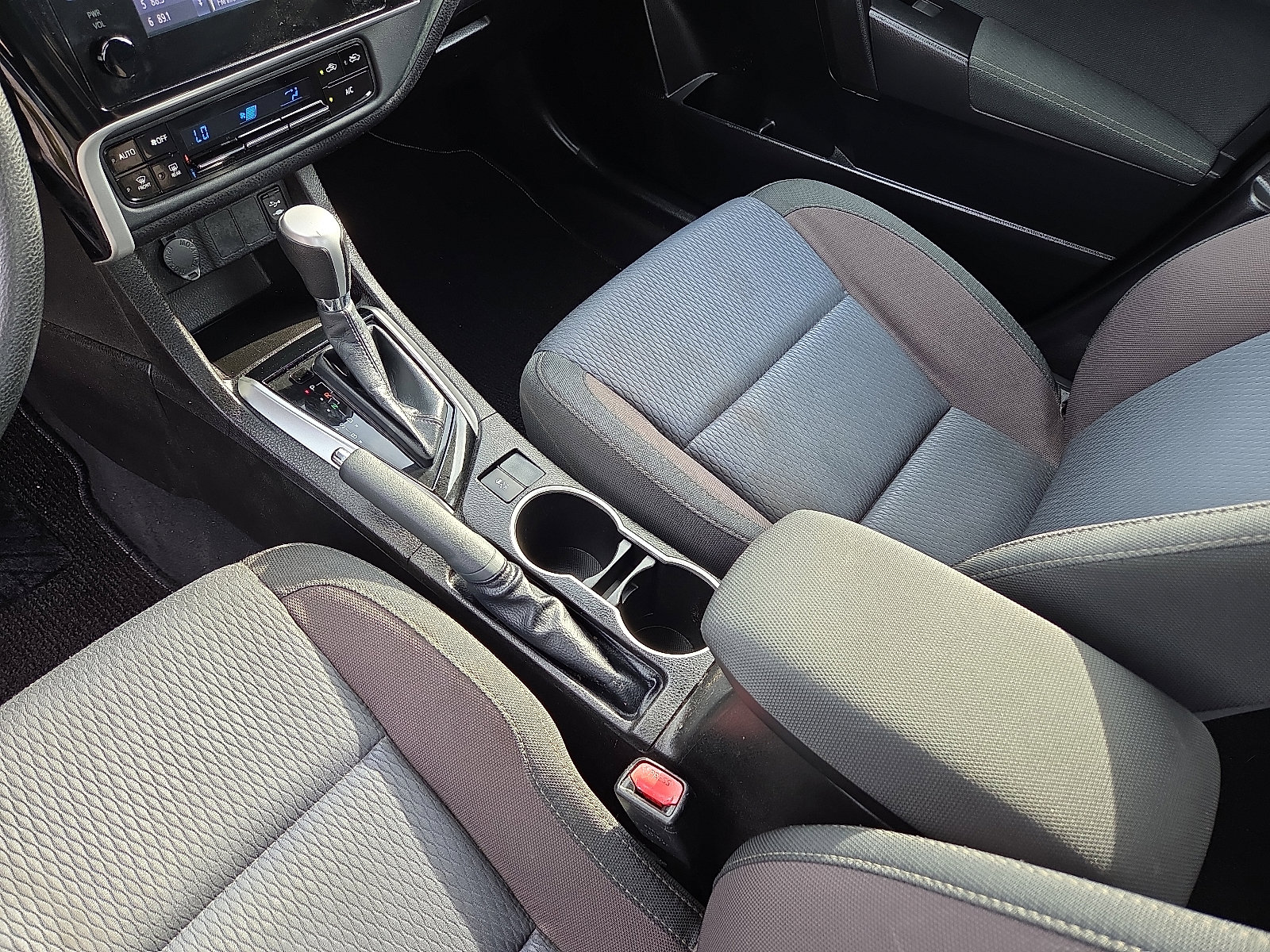 Used 2018 Toyota Corolla LE image 25