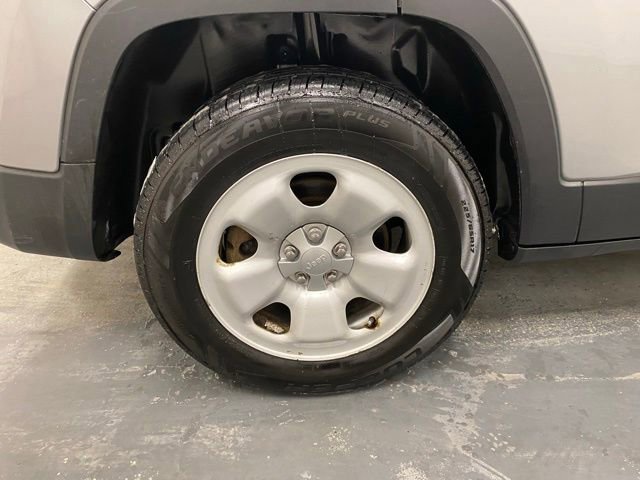 Used 2015 Jeep Cherokee Sport image 29