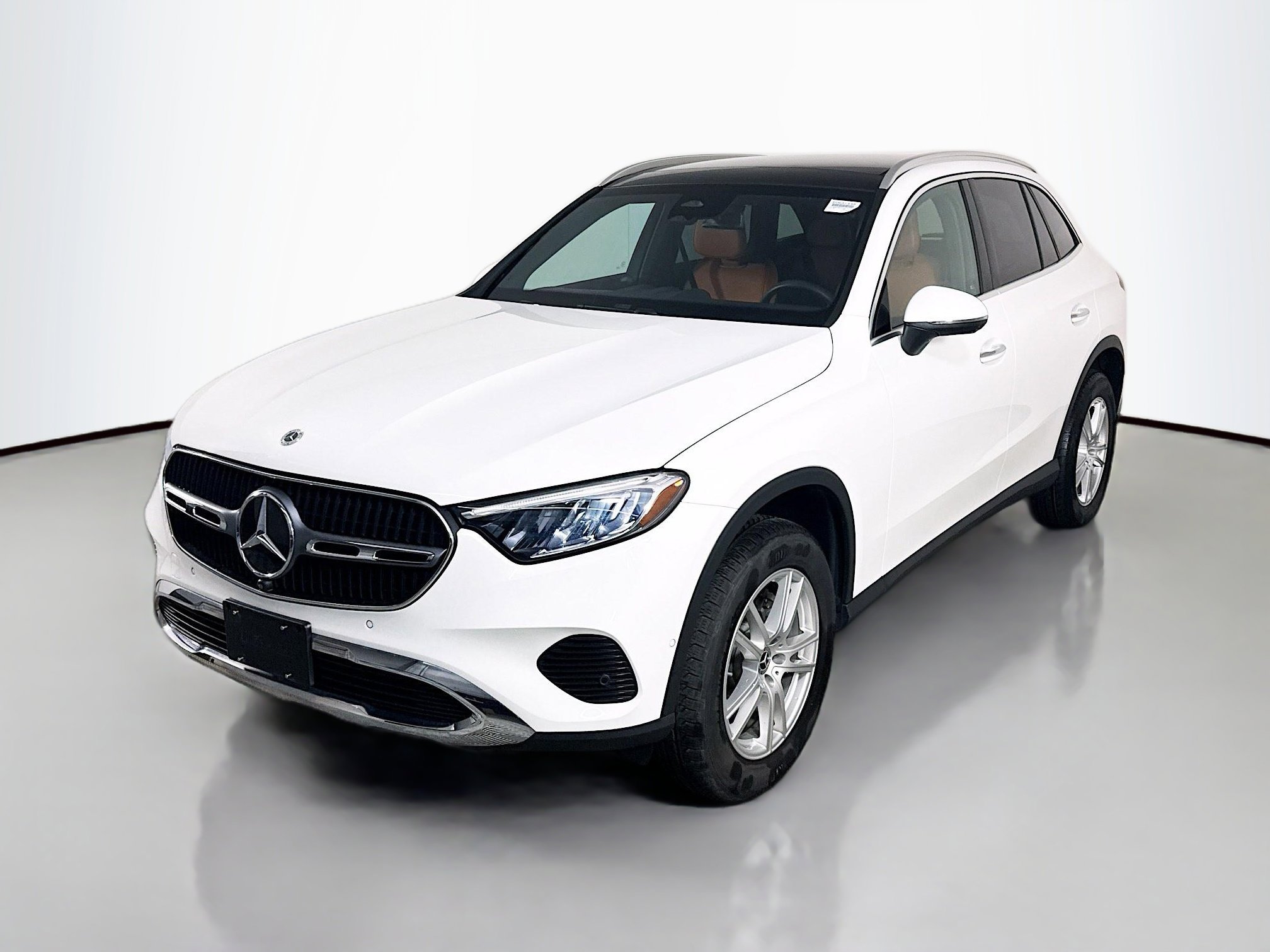 Used 2023 Mercedes-Benz GLC 300 4MATIC w/ Exclusive Trim Package image 4