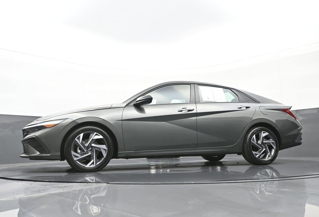 Certified 2025 Hyundai Elantra Sport image 41