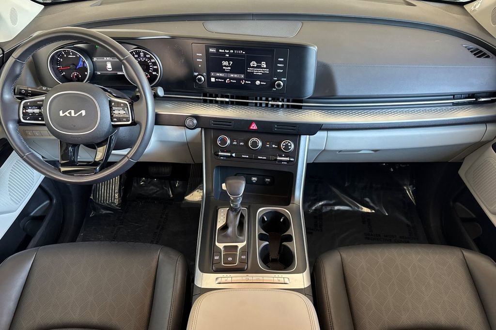 Used 2024 Kia Carnival LX FWD image 4