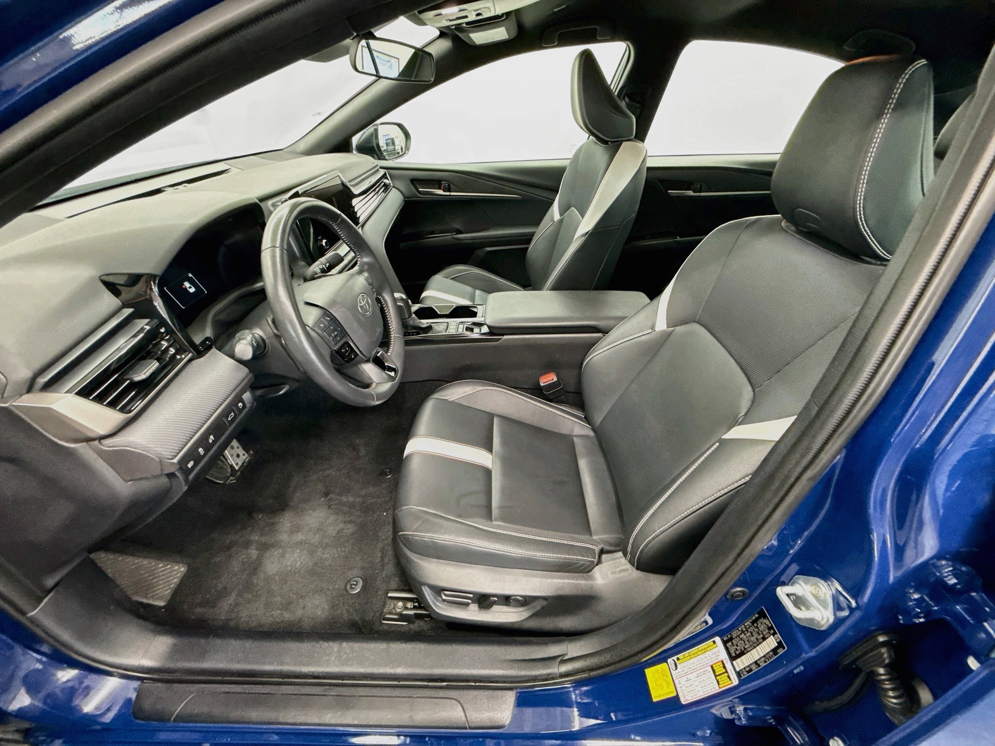 Used 2025 Toyota Camry SE FWD image 13