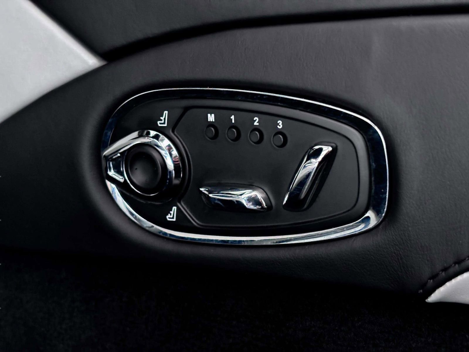 Used 2021 Aston Martin DB11 Volante image 21