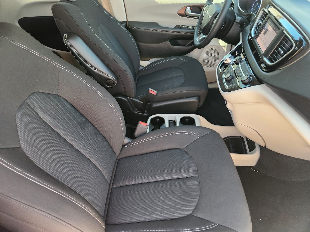 Used 2024 Chrysler Voyager LX FWD image 11