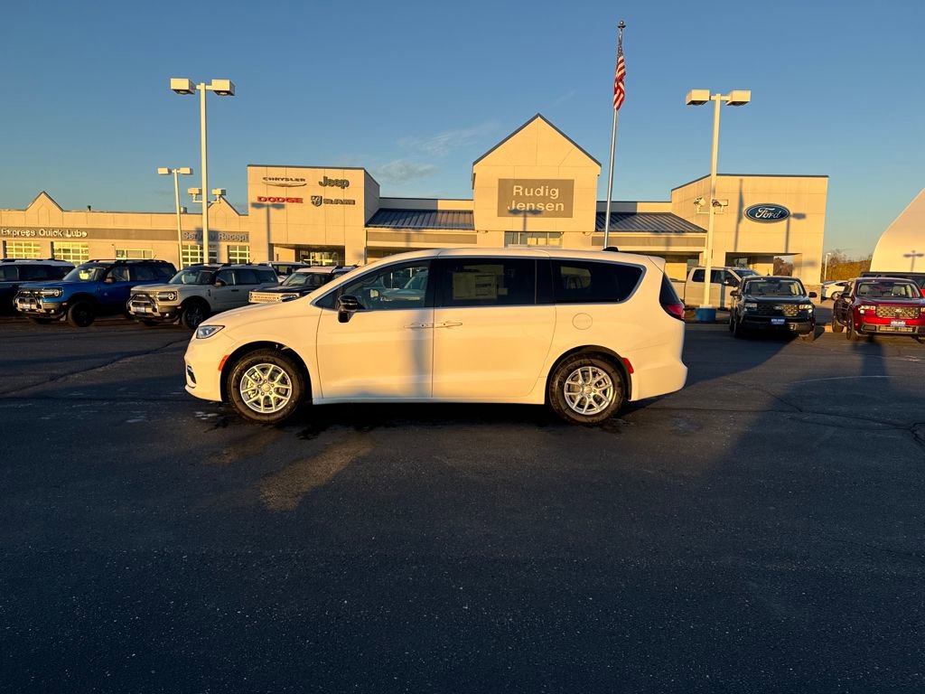 New 2026 Chrysler Pacifica Select image 2