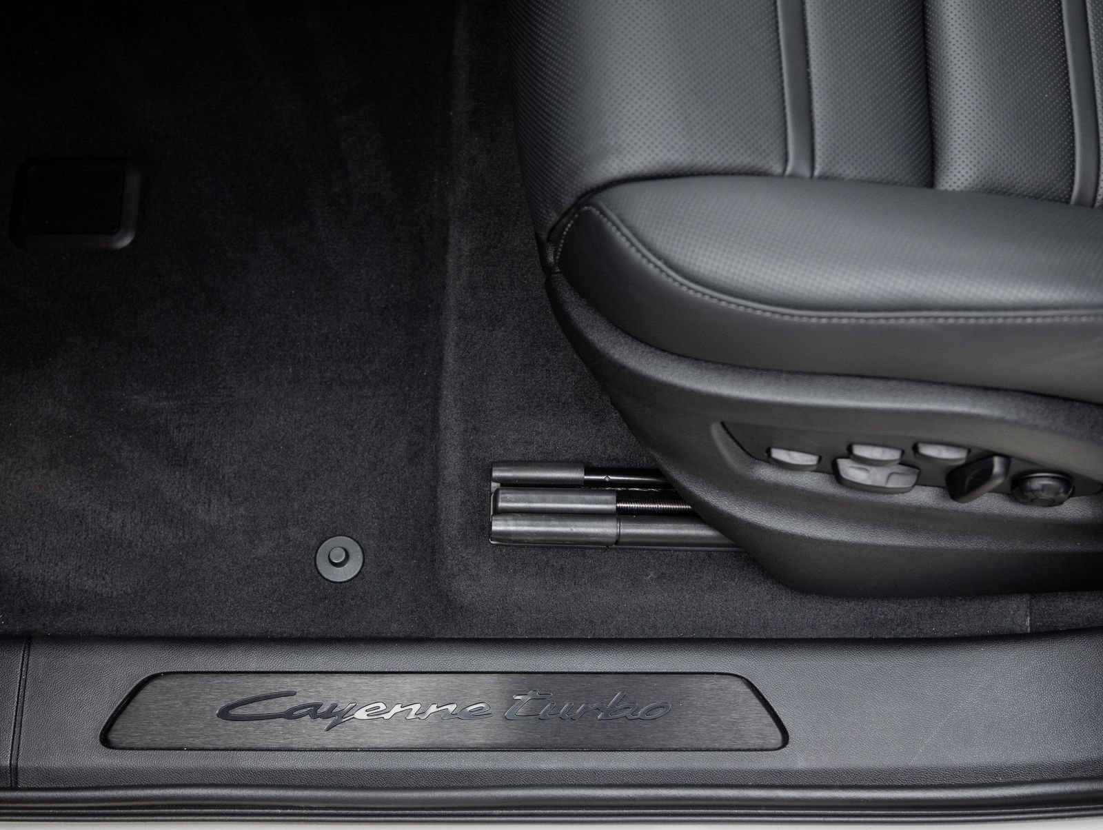 Certified 2026 Porsche Cayenne Turbo AWD/4WD image 22