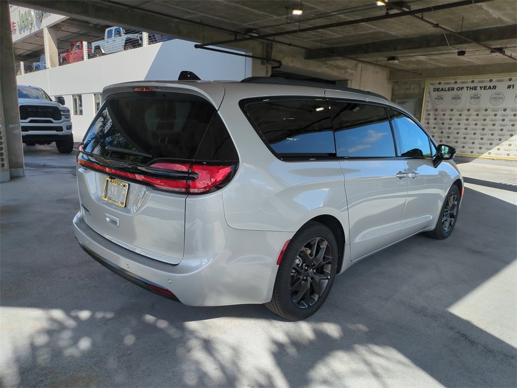 New 2026 Chrysler Pacifica Select image 5