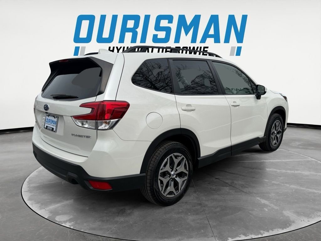 Used 2023 Subaru Forester Premium image 3