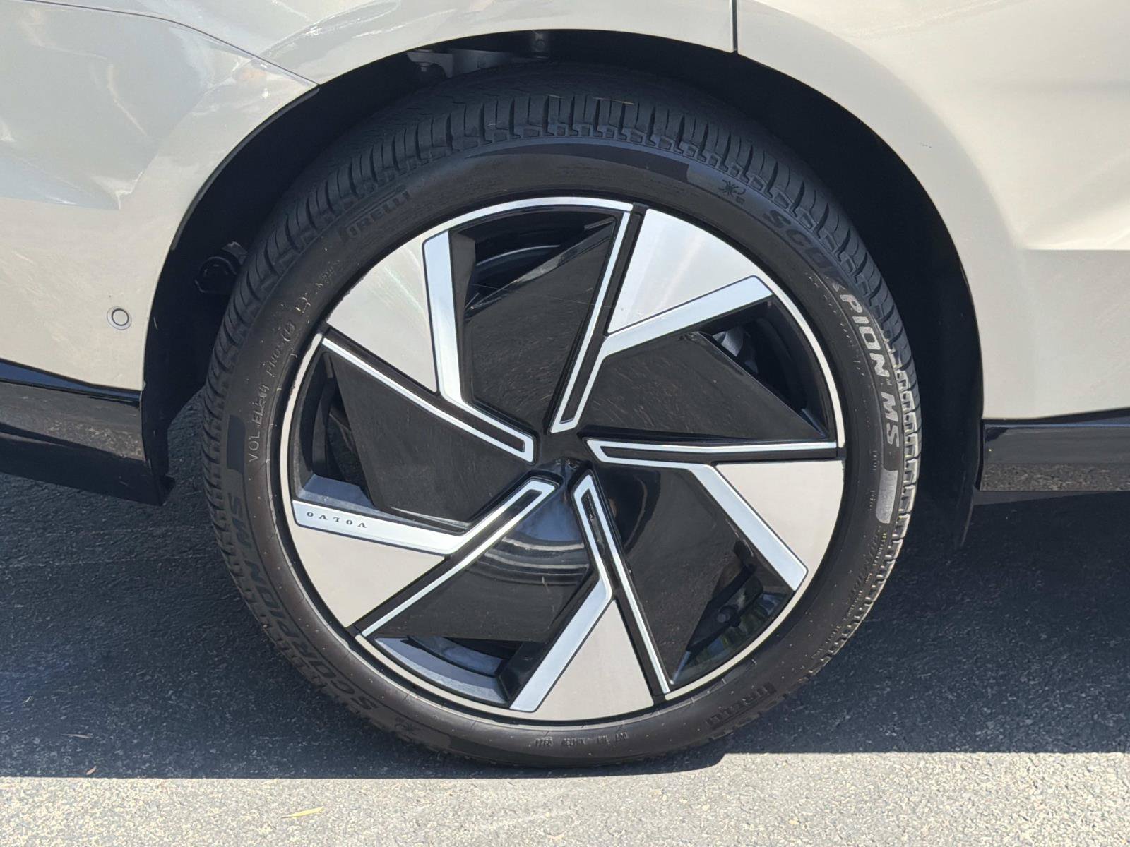 Certified 2025 Volvo EX90 Ultra AWD/4WD image 28