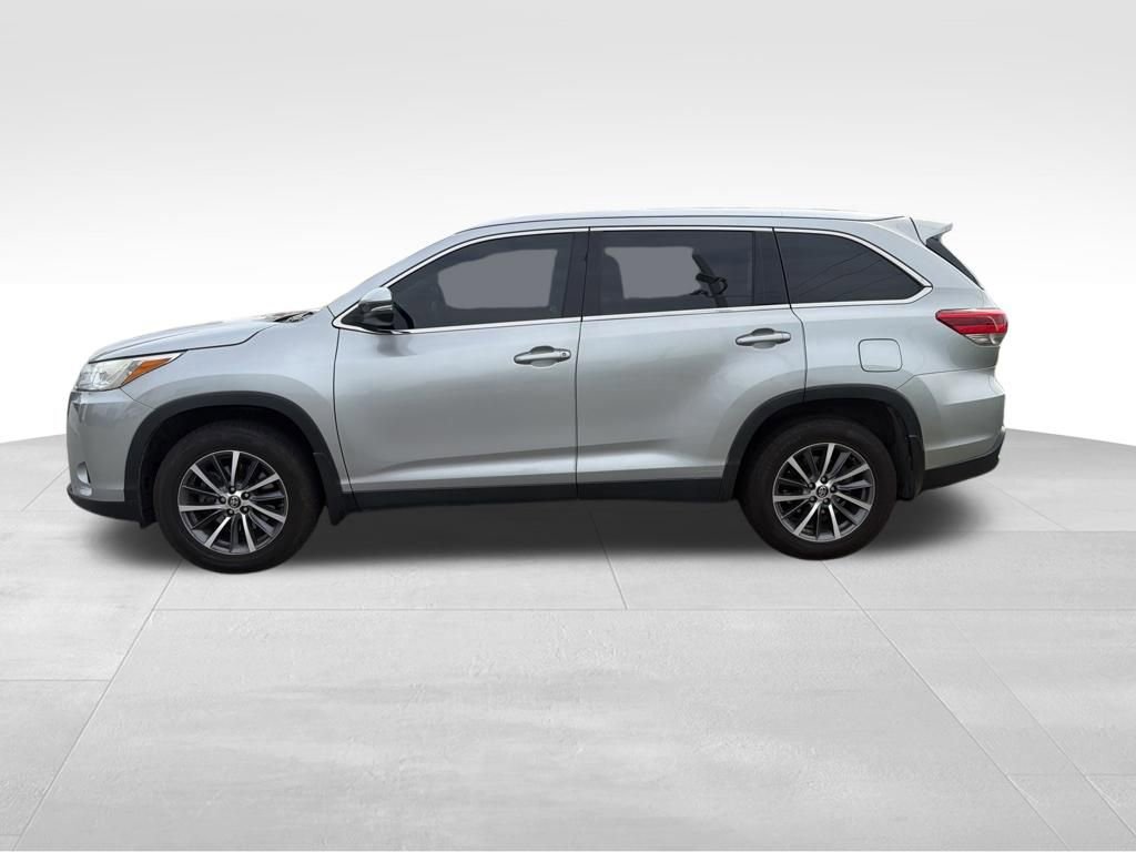 Used 2019 Toyota Highlander XLE AWD/4WD image 3