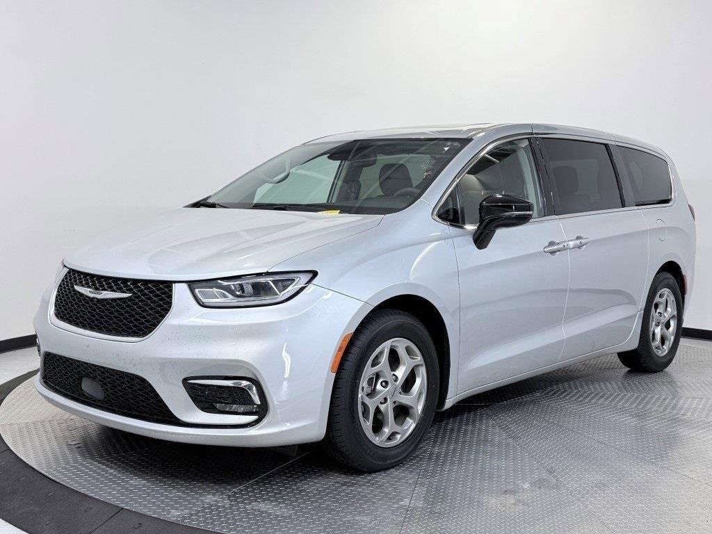 Used 2024 Chrysler Pacifica Limited image 3