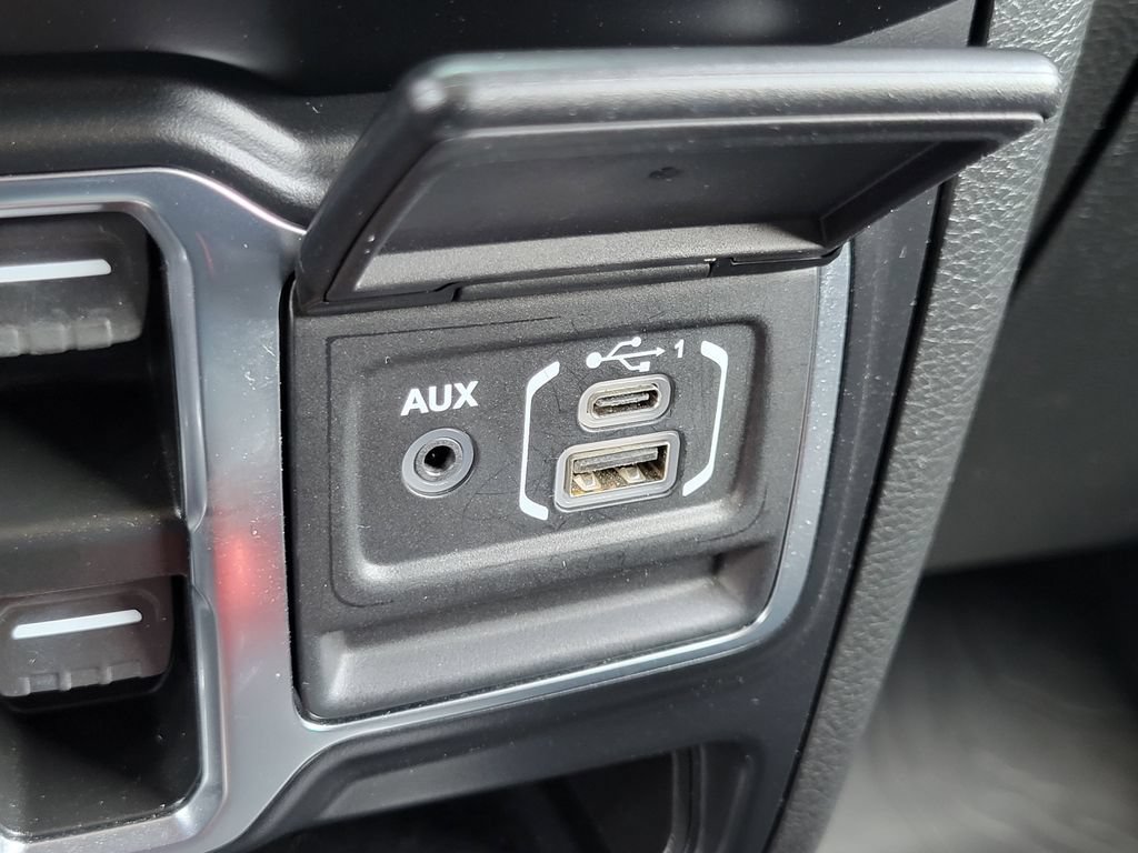 Used 2022 Jeep Wrangler Unlimited Sahara w/ Cold Weather Group AWD/4WD image 15