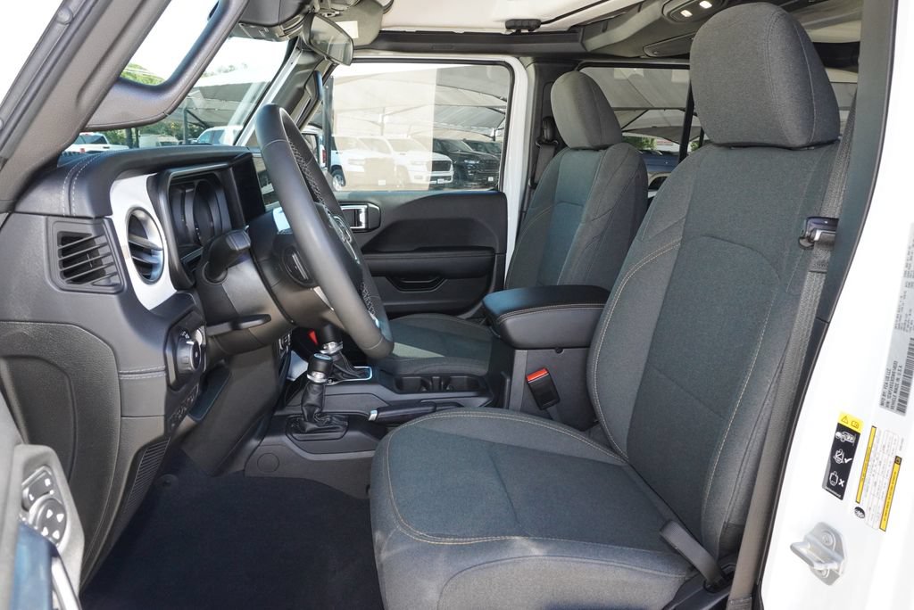 Used 2025 Jeep Wrangler Unlimited Sahara AWD/4WD image 25