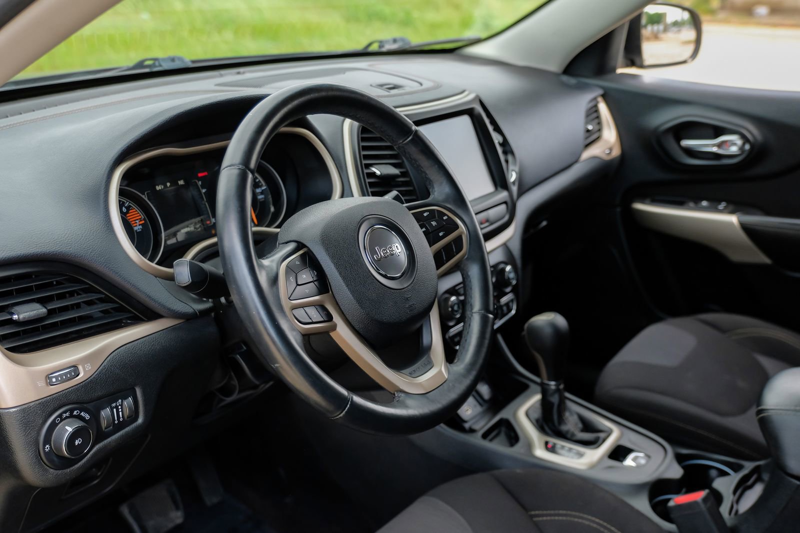Used 2017 Jeep Cherokee Latitude w/ Safety/Convenience Group image 17
