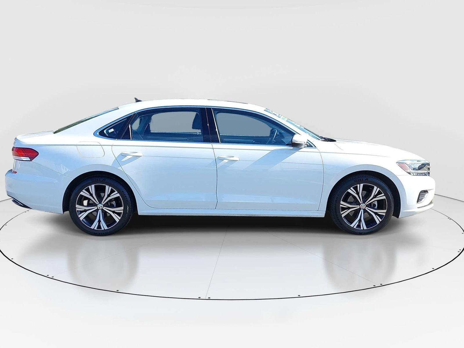 Used 2022 Volkswagen Passat 2.0T SE image 4