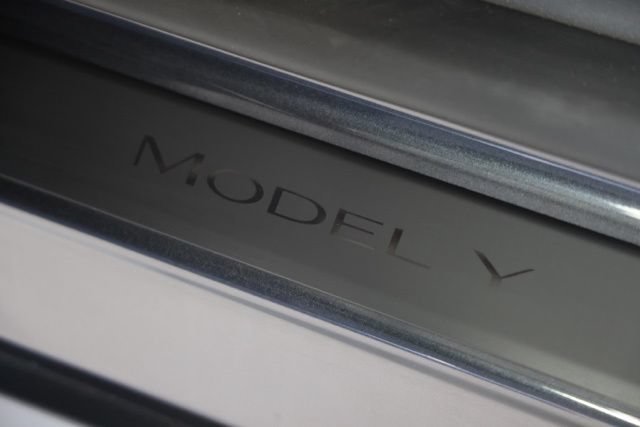 Used 2025 Tesla Model Y Long Range AWD/4WD image 25