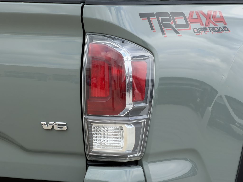 Used 2022 Toyota Tacoma TRD Off-Road w/ TRD Premium Off Road Package AWD/4WD image 10