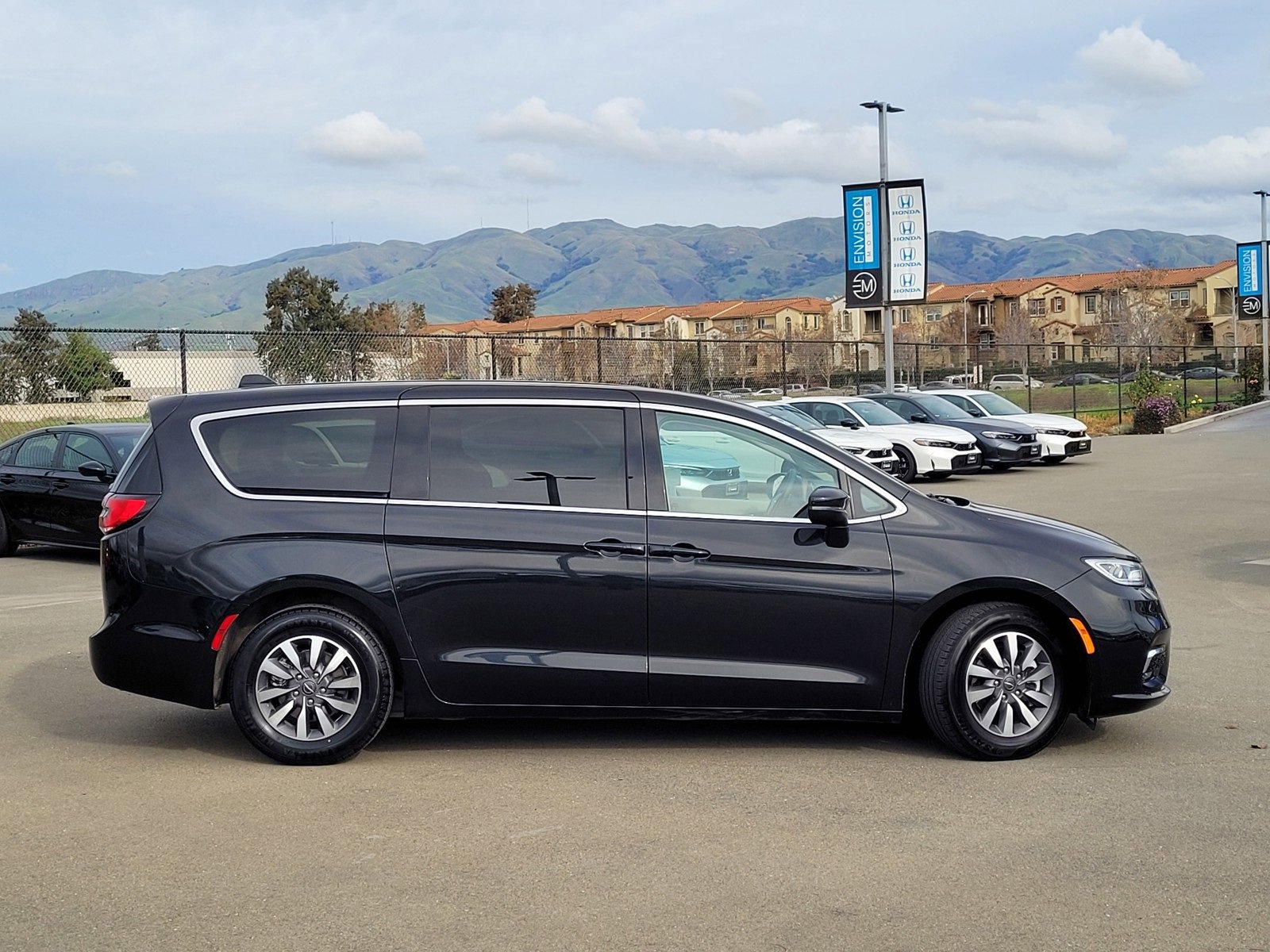 Used 2023 Chrysler Pacifica Touring-L image 4